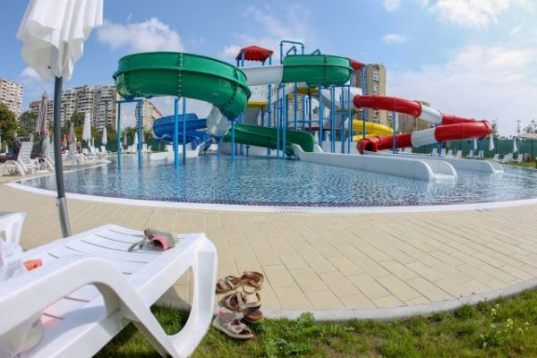 Първият аквапарк в София отвори врати с 5 външни басейна и 8 водни пързалки